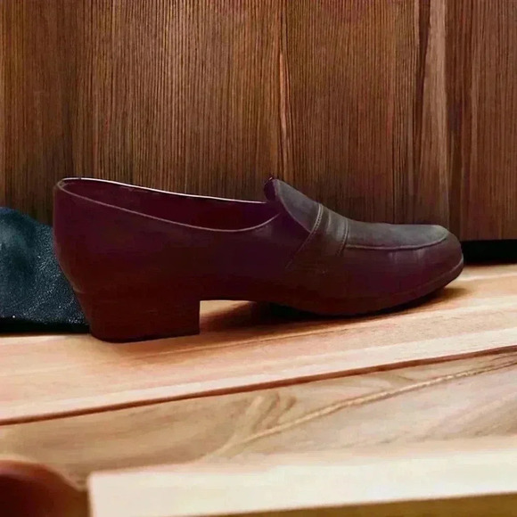 Munro size 7 narrow navy blue slip-on loafer. Leather upper. #MadeintheUSA - Picture 3 of 4